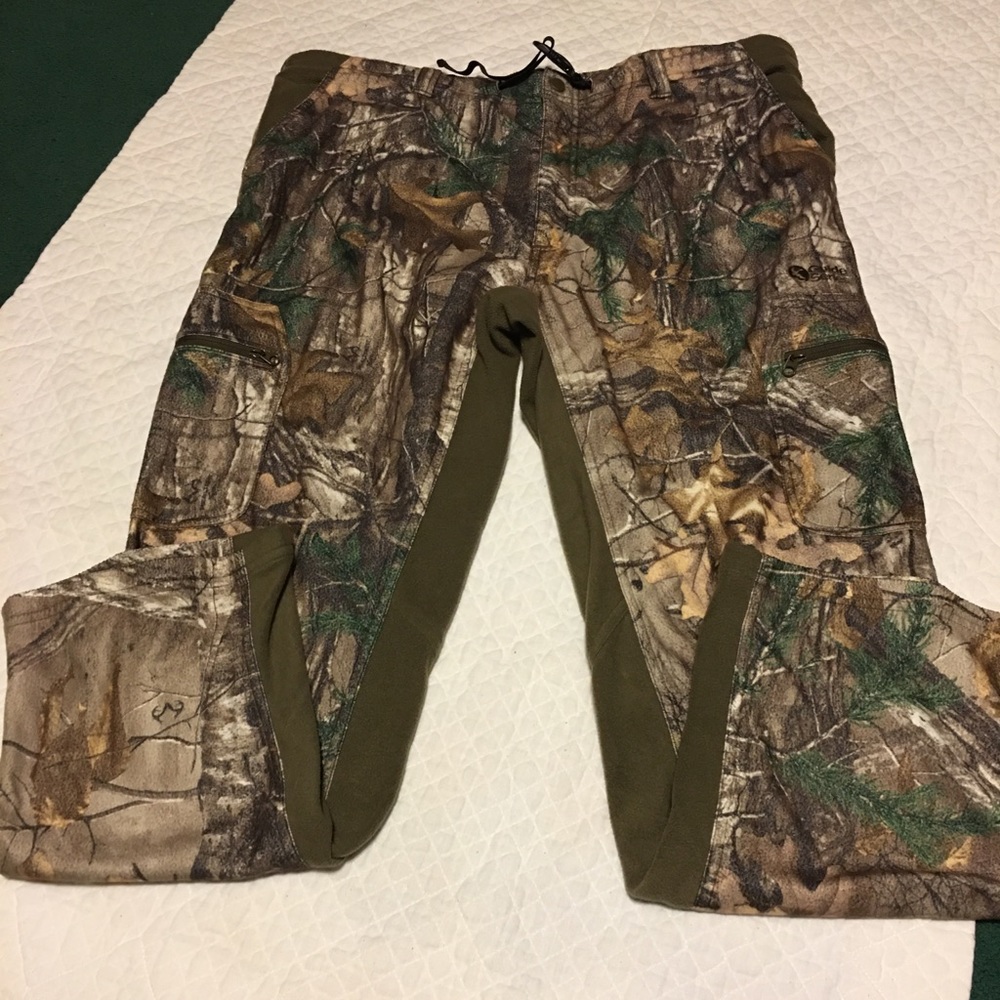 Pants w/hunters camo print. Pockets and front zip.
